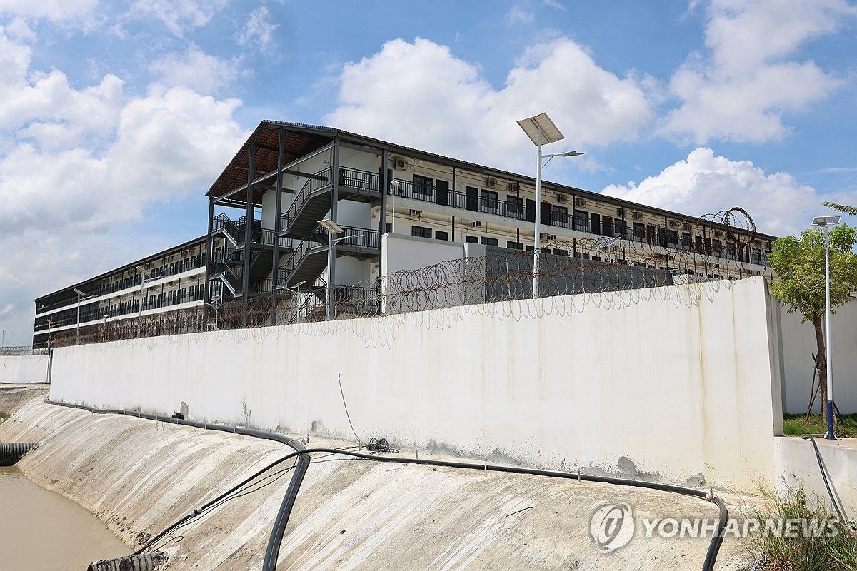 높은 외벽과 철조망으로 둘러싸인 태자단지