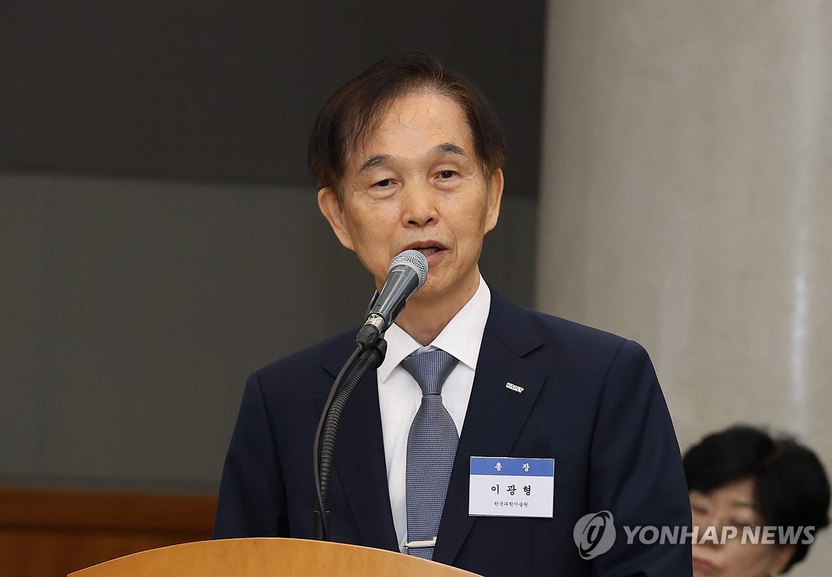 국감 답변 중인 이광형 총장