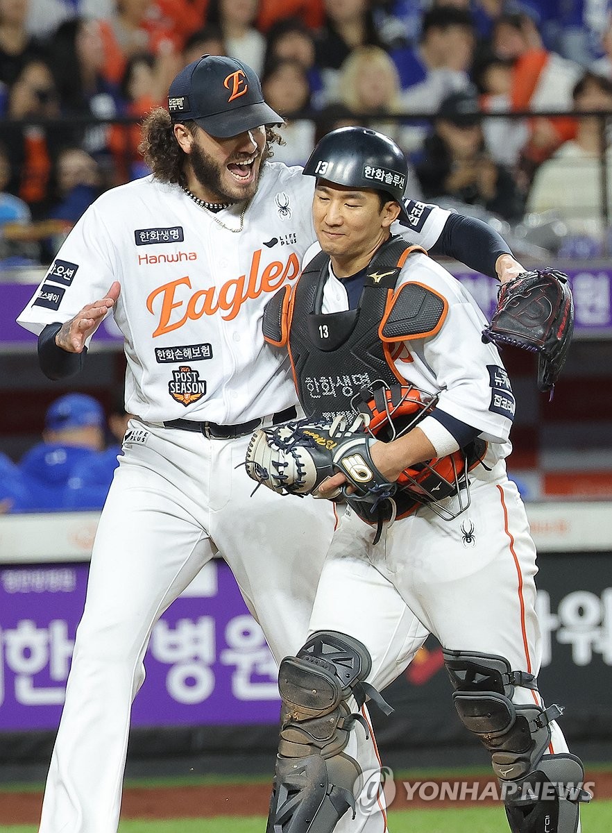 최재훈과 포옹하는 폰세