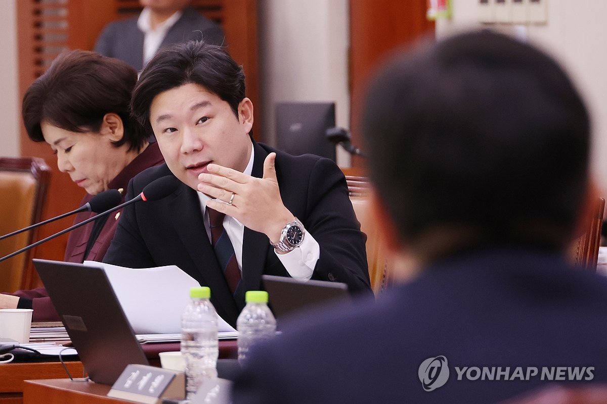 국감장서 의원·기관장으로 만난 