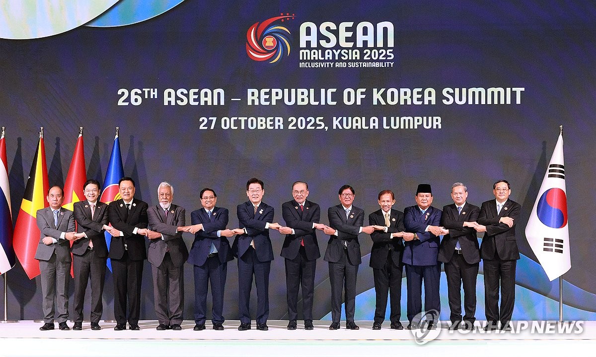 손 맞잡은 한-아세안 정상들