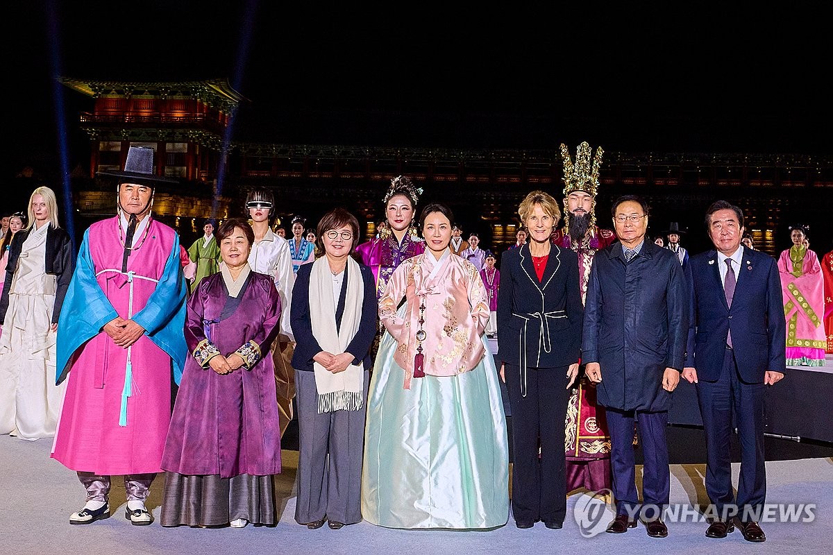 한복패션쇼 참석한 김혜경 여사