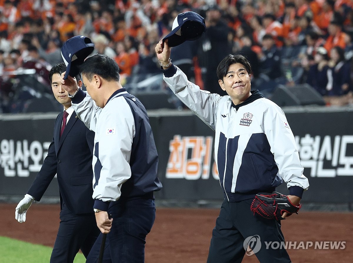 '한화 전설' 정민철-장종훈, 한국시리즈 5차전 시구·시타