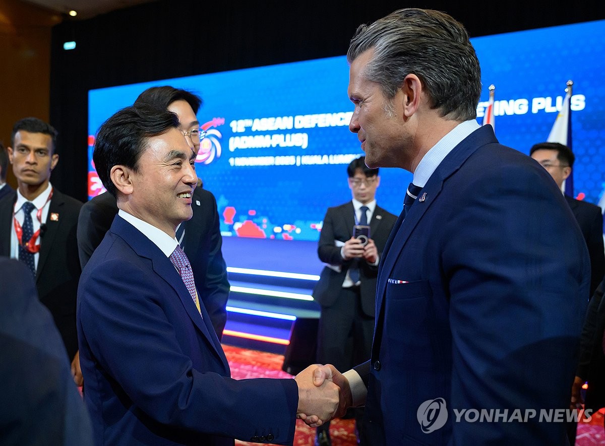 (LEAD) Hegseth arrives in S. Korea, set for joint DMZ visit with Defense Minister Ahn
