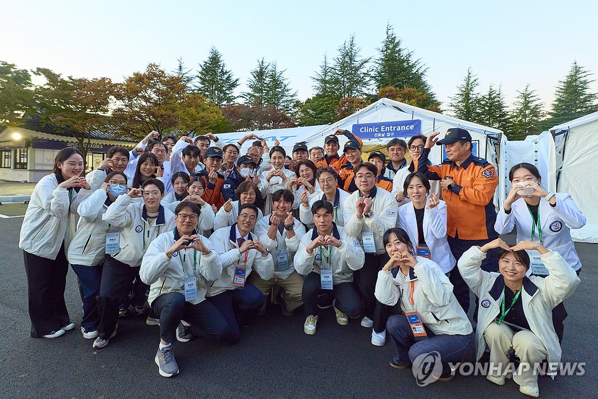 김혜경 여사, APEC 현장진료소 방문