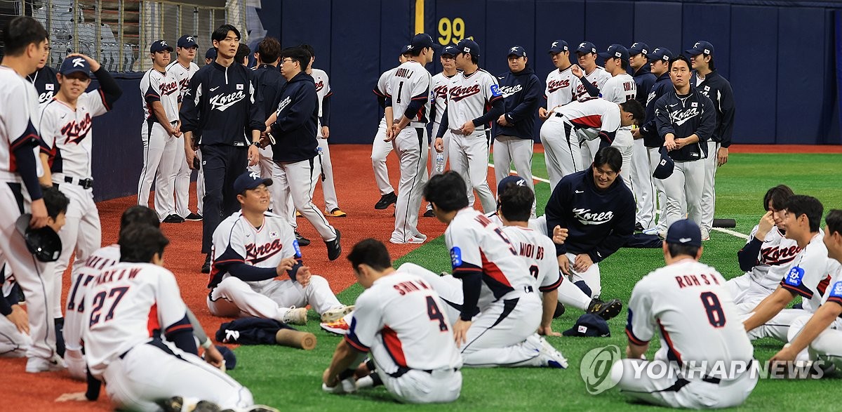 스트레칭으로 몸 푸는 한국야구 대표팀