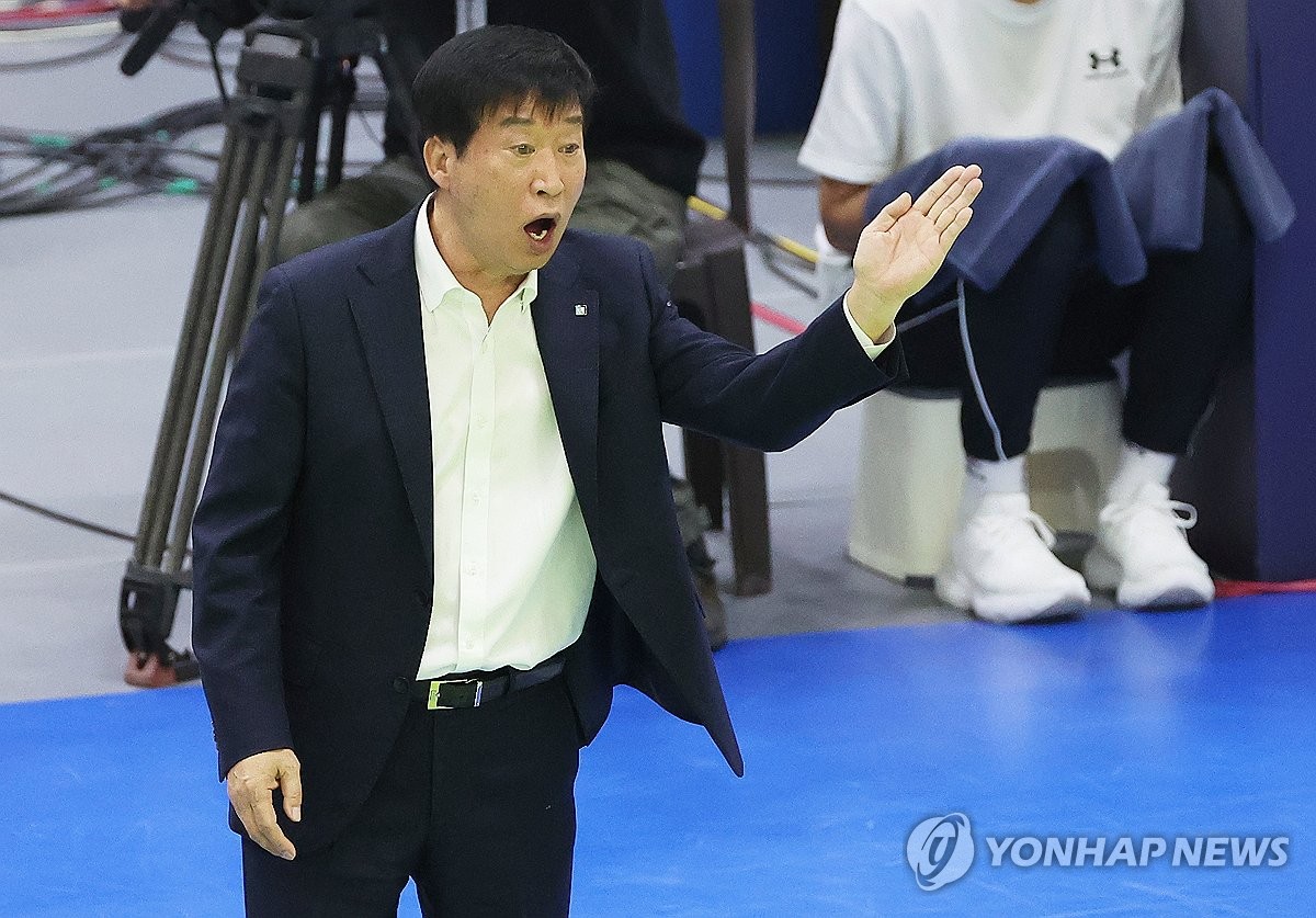 작전 지시하는 김호철 감독