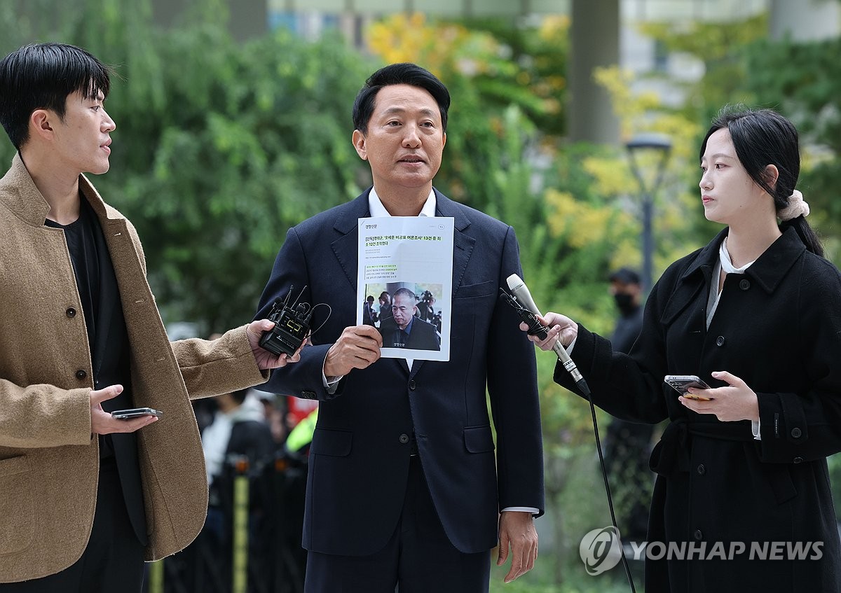 오세훈 시장, 명태균 관련 기사 들고