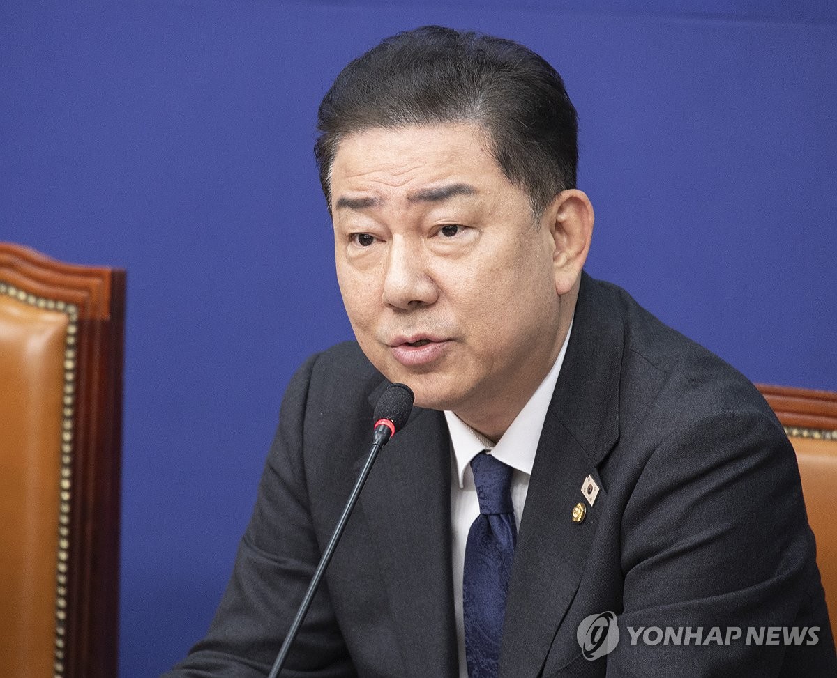 최고위원회의에서 발언하는 김병기 원내대표