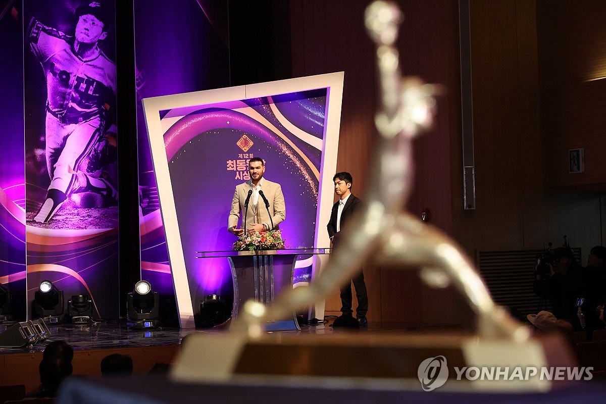 최동원상 수상 소감 말하는 코디 폰세