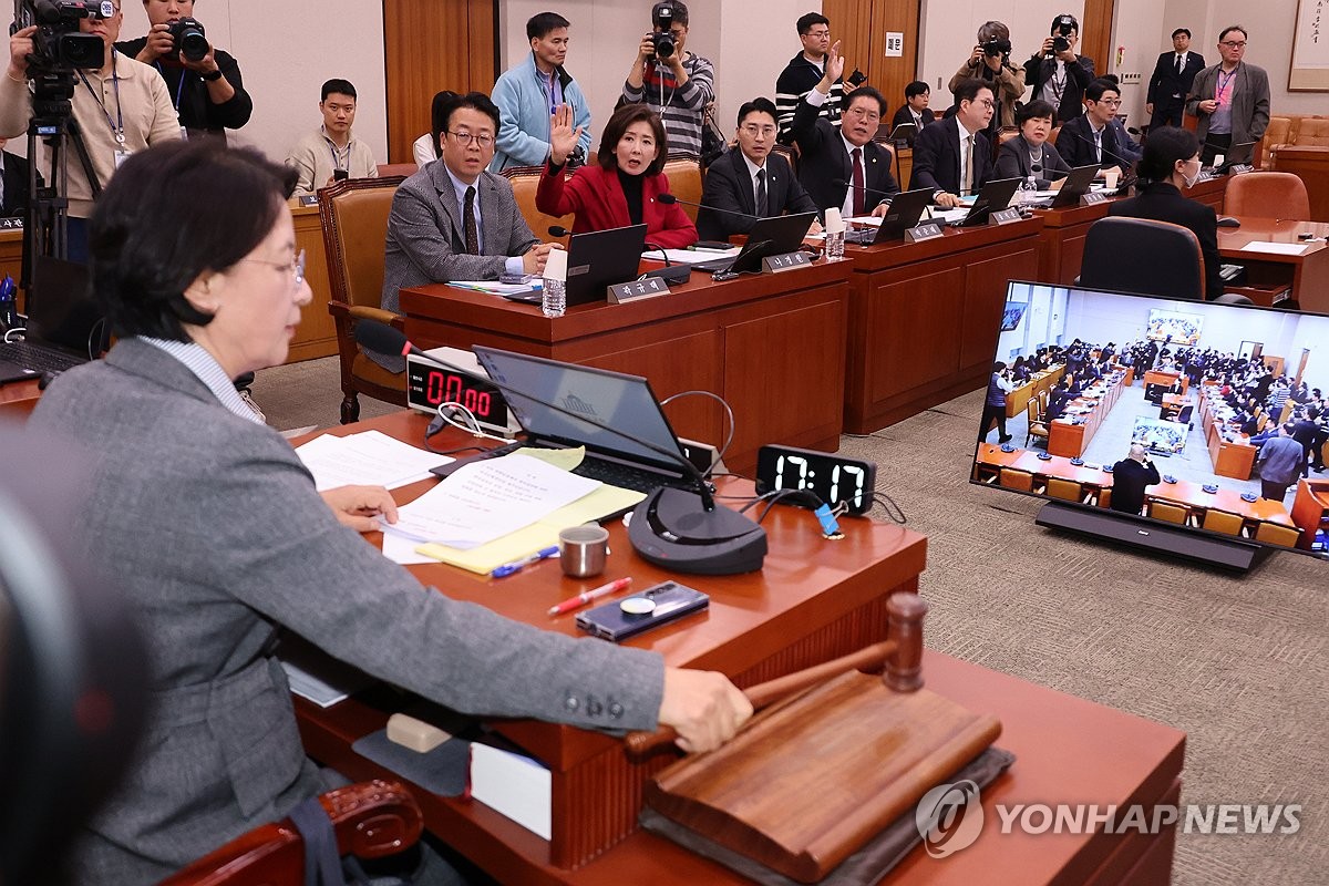 정회 선포하는 추미애 법사위원장