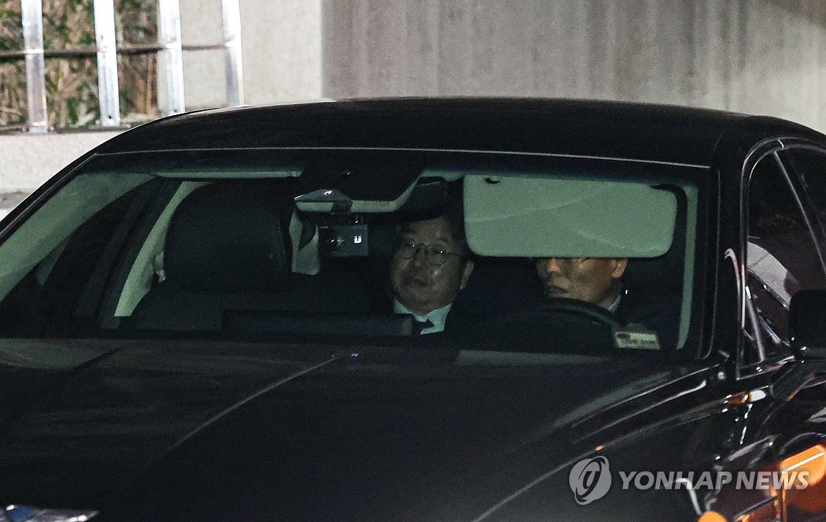 퇴근하는 노만석 검찰총장 대행