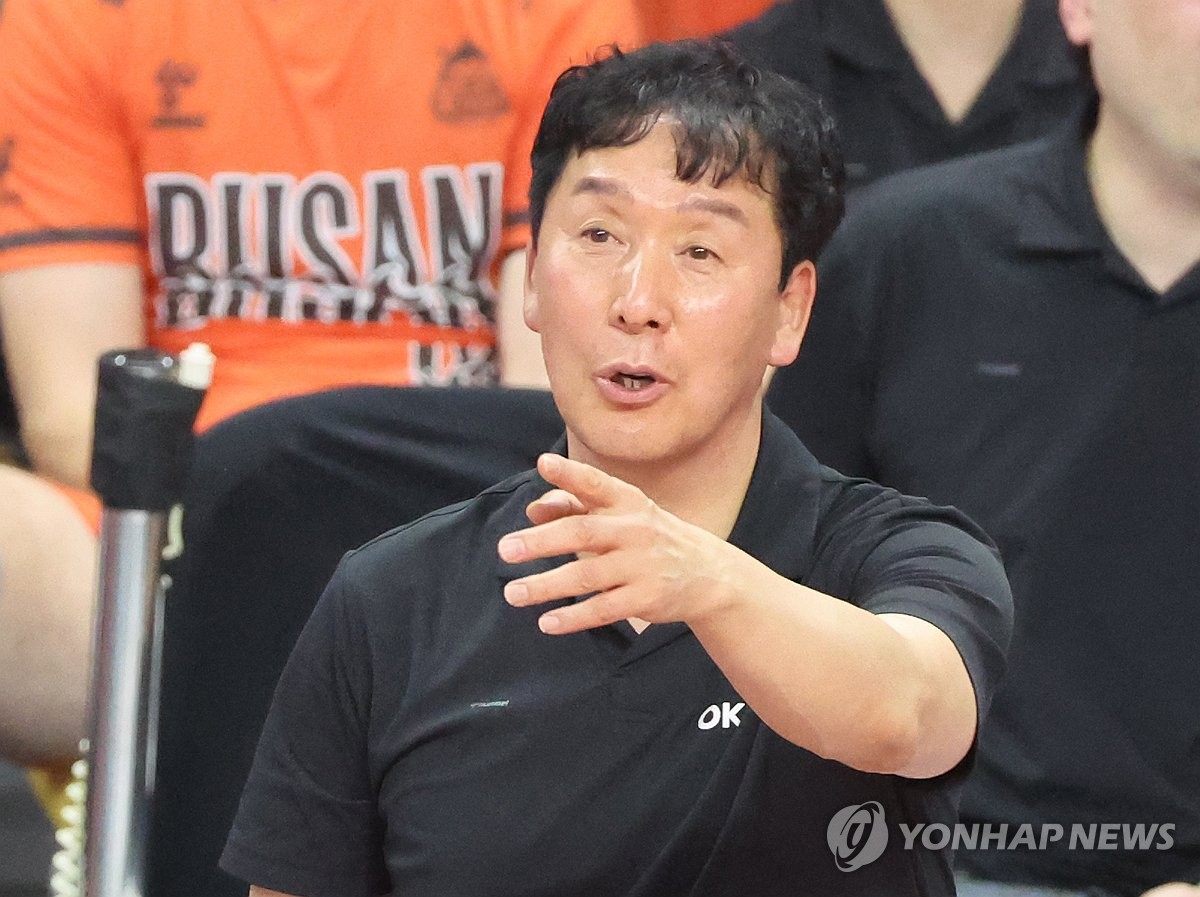 'V리그 최초 300승' 남자배구 승부사 신영철 감독 영광스럽다