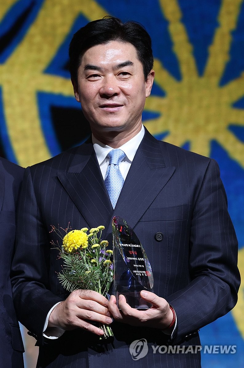 K리그1·2 감독왕 연속으로 품은 윤정환 주변에 귀 기울인 덕