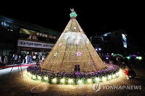إضاءة هيكل على شجرة عيد الميلاد في بلدة موجو