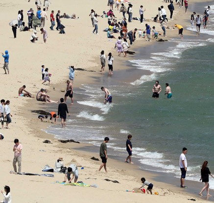 '즐거운 물놀이'...해운대 벌써 초여름 날씨