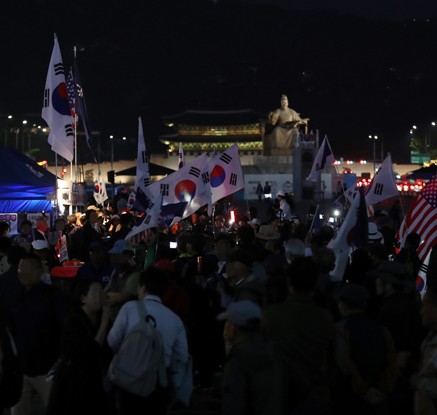 저녁 대한애국당 천막농성장에는