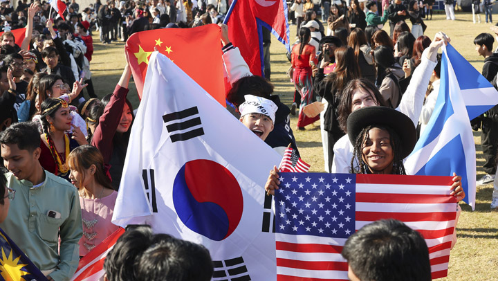 '전통의상 입고 행진해요'…인터내셔널 데이 참석한 외국인 유학생들 