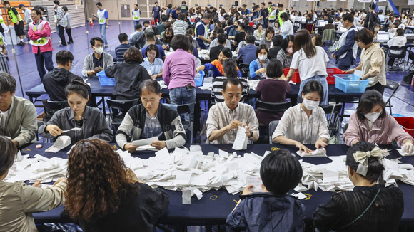 '꼼꼼하게'…분주한 제21대 대선 개표 작업 