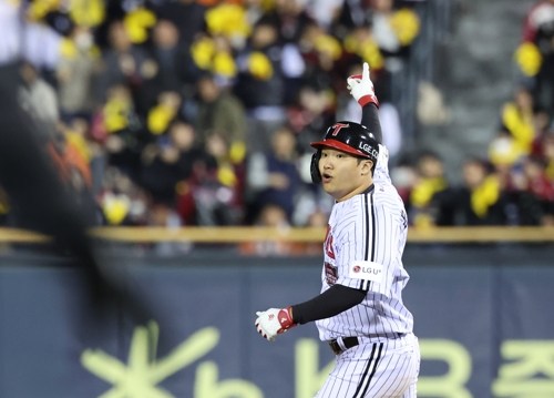 '4번 타자' 반납한 LG 문보경, 4안타쇼…'KS 사나이라 불러다오'