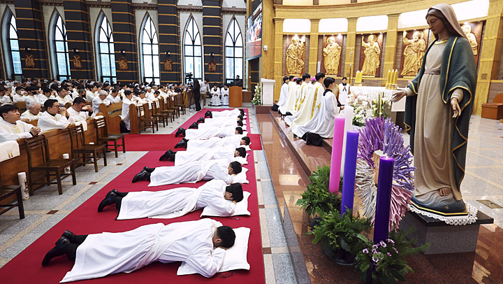 '사제의 길'…천주교 사제 서품 미사