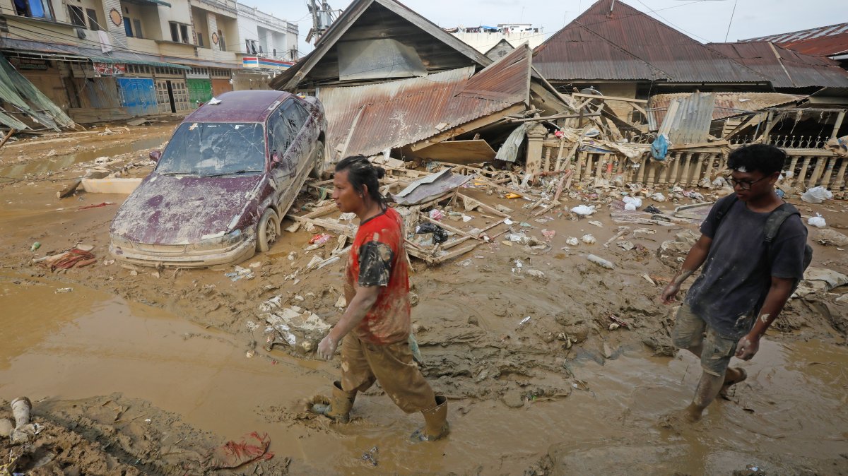 %22숲 파괴의 끔찍한 대가%22…인니 대홍수에 사망자 속출